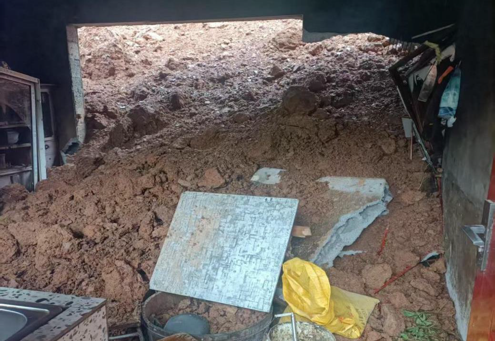 岩土体击穿房屋并堆积于屋内