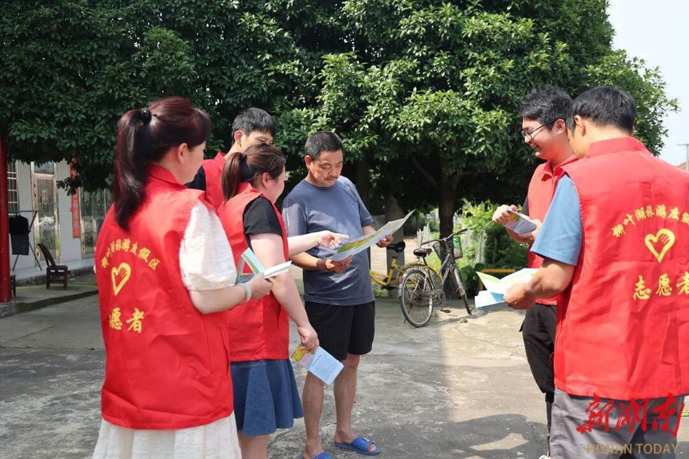 志愿者开展“送法进万家”活动