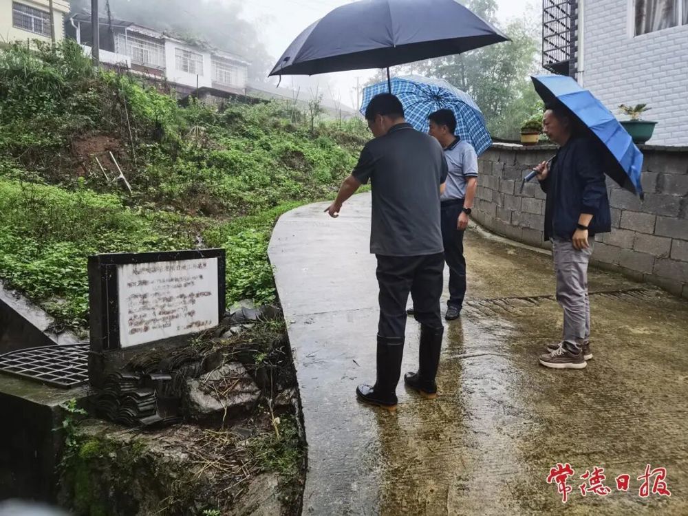 市自然资源规划局相关负责人带队深入石门县维新镇地灾隐患点现场督导工作。