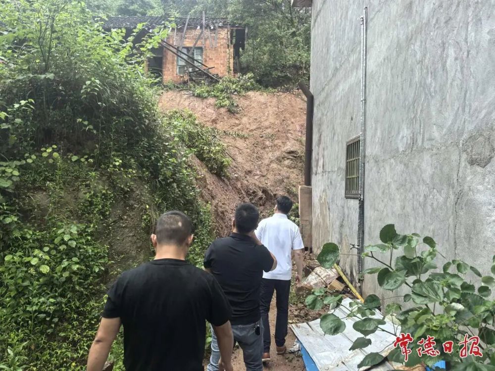 市自然资源规划局工作人员在桃源县龙潭镇和理公港镇查看地灾隐患点。
