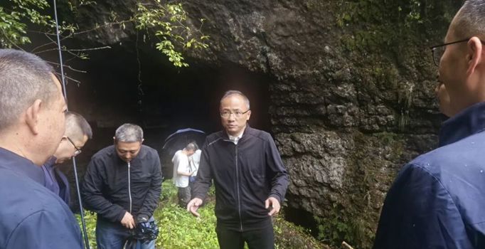 邱献兵督导石门县岩溶洞穴垃圾排查整治工作